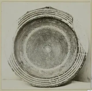 Bowl seen from above, its rim and interior decorated with concentric bands and rings