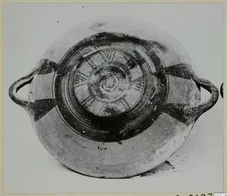 White Painted I bowl from the Kastros tombs at Lapithos, seen from above with two loop handles
