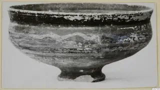 Pottery bowl, Bichrome-Red I_IV - IV_VII, with a wavy pale band around its body