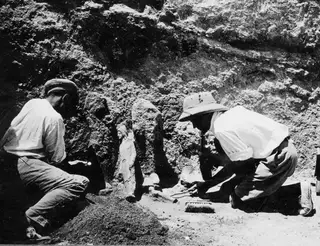 Kristos and Alfred Westholm uncovering statues in Room 117 at Vouni