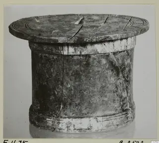 Cylindrical lidded object with a flat lid, cracked, with incised concentric rings on the top, from Enkomi