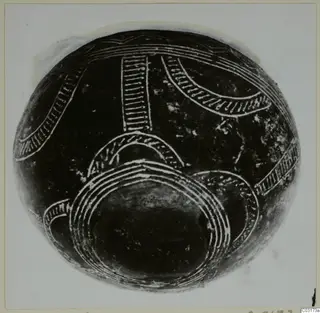Black polished pottery vessel from Lapithos, seen from above, with white incised concentric arcs and comb-like hatched bands