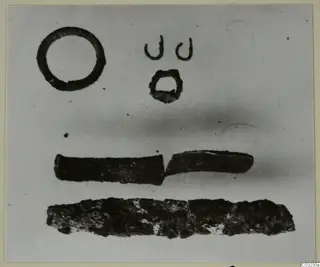 Finds from Marion: a large ring, a small ring, two hooked pieces, a broken blade-like tool and a corroded fragment.