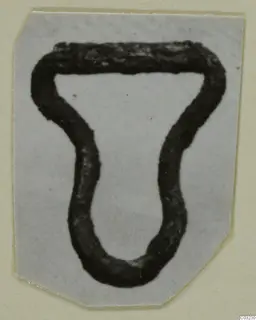 Outline of a loop-shaped object from Marion, with a flat top bar and a rounded lower loop