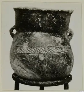 Pottery Red Polished III amphora from Lapithos, Vrysi tou Barba tombs, on a metal ring stand.