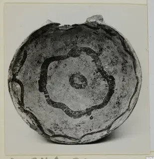 Round-bodied White Painted III-2 vessel from Lapithos, Vrysi tou Barba tombs, with a broken neck and dark concentric painted pattern