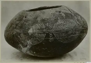 Pottery Red Polished III Amphora from Lapithos, Vrysi tou Barba tombs, with incised arc and band decoration