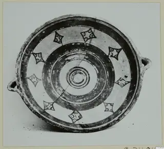 Bowl-jar from Enkomi seen from above, with two small loop handles, concentric painted rings and a ring of dark diamond-shaped motifs.