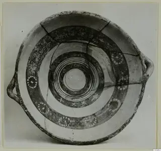 Levanto-Helladic Ware bowl-jar with concentric dark bands and white dotted motifs, seen from above