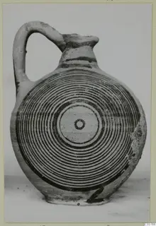 Bichrome V jug with a loop handle and concentric circles painted on its body