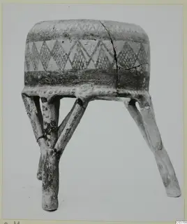 Pottery White Painted I object with a drum-shaped painted body standing on four legs