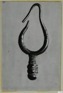 Loop-shaped gold pendant with a hooked end and a knobbed lower part, from Amathus