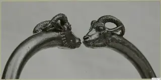 Gold hoop-shaped jewellery with two ram-head ends, from Vouni