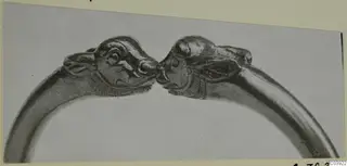 Gold bracelet from Vouni with two animal-head terminals facing each other