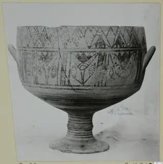 Pottery Bichrome IV bowl on a tall ribbed foot, with two small handles and bands of painted pattern