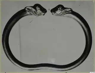 Gold ring-shaped jewellery from Vouni, with two animal-head terminals facing each other across an open gap