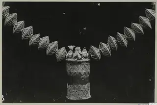 Necklace of pyramidal pendants with dotted beading and a cylindrical gold piece from Arsos