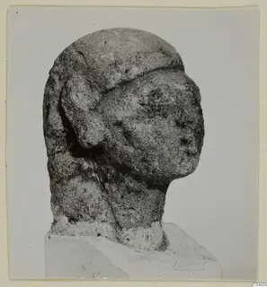 Limestone Neo-Cypriote head, seen in three-quarter view on a stone base
