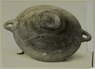 Pottery Bichrome III vessel with two loop handles and concentric rings around a raised knob on its top