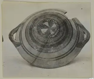 Pottery Bichrome II vessel with concentric painted rings, four white triangles at the centre and two handles