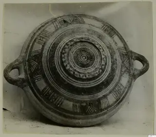 Pottery Bichrome III vessel with two handles, seen from above, with concentric rings and banded decoration.