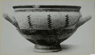 Pottery Bichrome III: a footed bowl with two horizontal handles and three dark zigzag motifs on its upper body