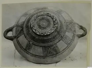 Pottery Bichrome III vessel with two loop handles, painted with bands, concentric lines and triangles