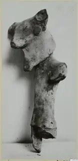 Terracotta Minor Plastic 2, a fragmentary terracotta figure with a head and a projecting arm-like part