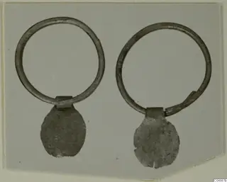Two loop earrings with flat oval pendant plates, Enkomi find
