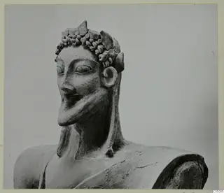 Terracotta Cypro-Greek I from Mersinaki: head and upper body of a statue with a wreath of knobs and a hand raised to the chin