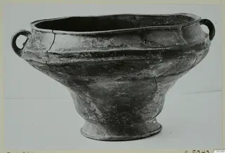 Base-Ring Ware crater with two loop handles and a ring base, seen from the side