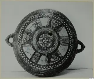 Pottery Black Slip Bichrome bowl with two loop handles, seen from above, decorated with concentric circles and radiating bands