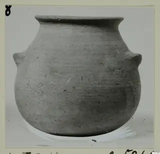 Cypro-Hell.I bowl: round-bodied vessel with a flaring rim and two small lugs on the shoulders
