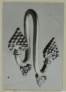 Metal jewellery from Marion: a looped wire with two triangular ends covered in small bumps