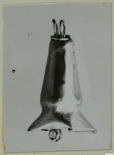 Gold jewellery from Vouni: a tapered object with a flat collar, two curled projections at the top and a small loop below