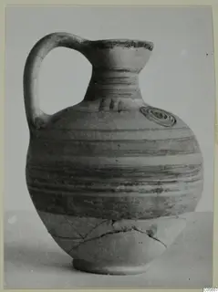 Jug of Pottery Bichrome V with a loop handle, horizontal bands and a concentric circle motif on the shoulder