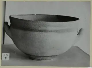 White Painted III-1 bowl with two handles, from Amathus