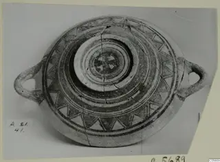 Pottery Bichrome I bowl from Amathus, seen from above, with two loop handles and concentric painted bands