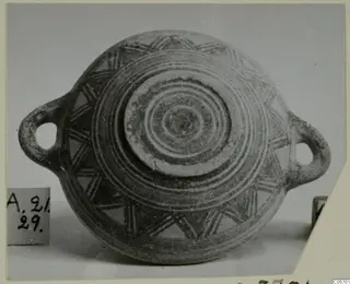 Pottery Bichrome I bowl with two loop handles, seen from above, decorated with concentric rings and hatched triangles