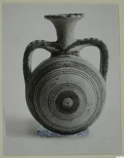 Pottery Bichrome III bottle from Amathus with two handles and concentric circles on its round body