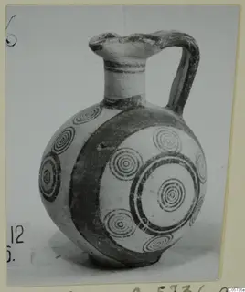 Jug decorated with concentric circles, Pottery Bichrome IV, from Stylli, shown on a photo mount