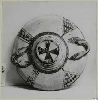 White Painted I bowl from Amathus, seen from above, with two loop handles and dark painted radiating bands.