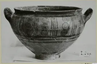 Black-on-Red pottery bowl with two horizontal handles and painted concentric circle motifs