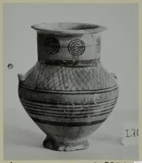 Pottery Bichrome IV amphora-crater with concentric circles on the neck and banded body