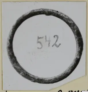 Bronze ring with a handwritten number label 542 in its centre.