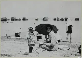 Vivi Gjerstad and Stefan Gjerstad on a beach in Kyrenia, the woman holding an umbrella.