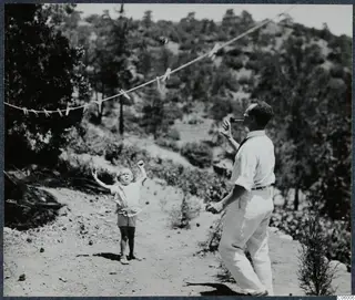 Probably Einar Gjerstad with son Stefan Gjerstad beside a clothesline on a track in Machairas