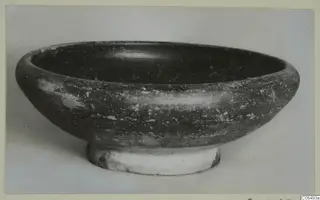 Cypro-Hell.I bowl, shallow with a wide rim and a short foot, seen from the side