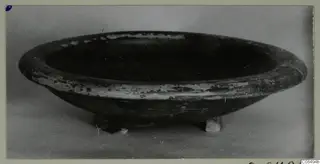 Cypro-Hell. II bowl, a wide dark bowl with a thick rim and small feet, seen from the side
