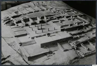 Model of the palace at Vouni seen from the northwest, showing walls, a row of column stubs and steps.